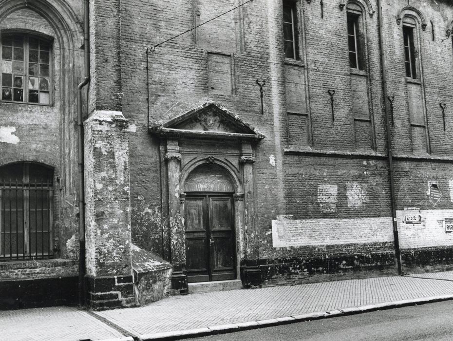 porte d’accès sur rue nord