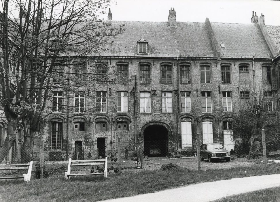 aile ouest, façade sur cour