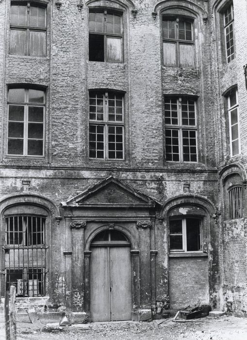 aile sud, porte d’accès sur cour