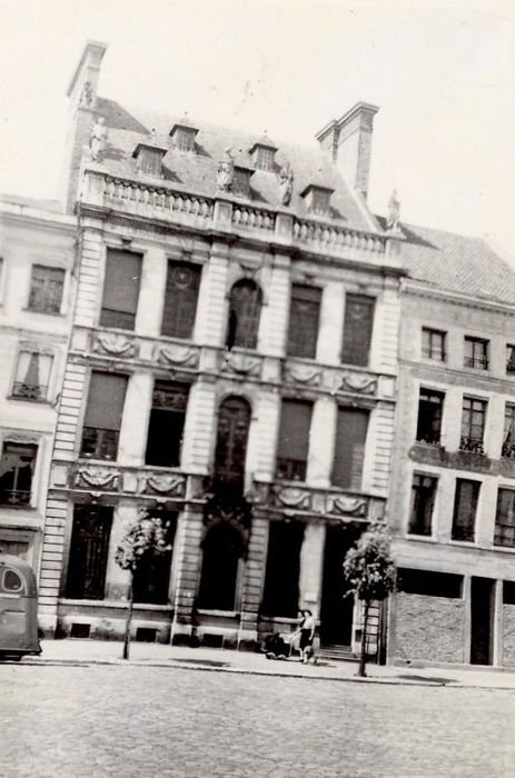 façade sur la place