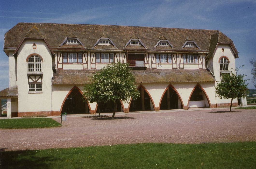 bâtiment des tribunes, façade antérieure