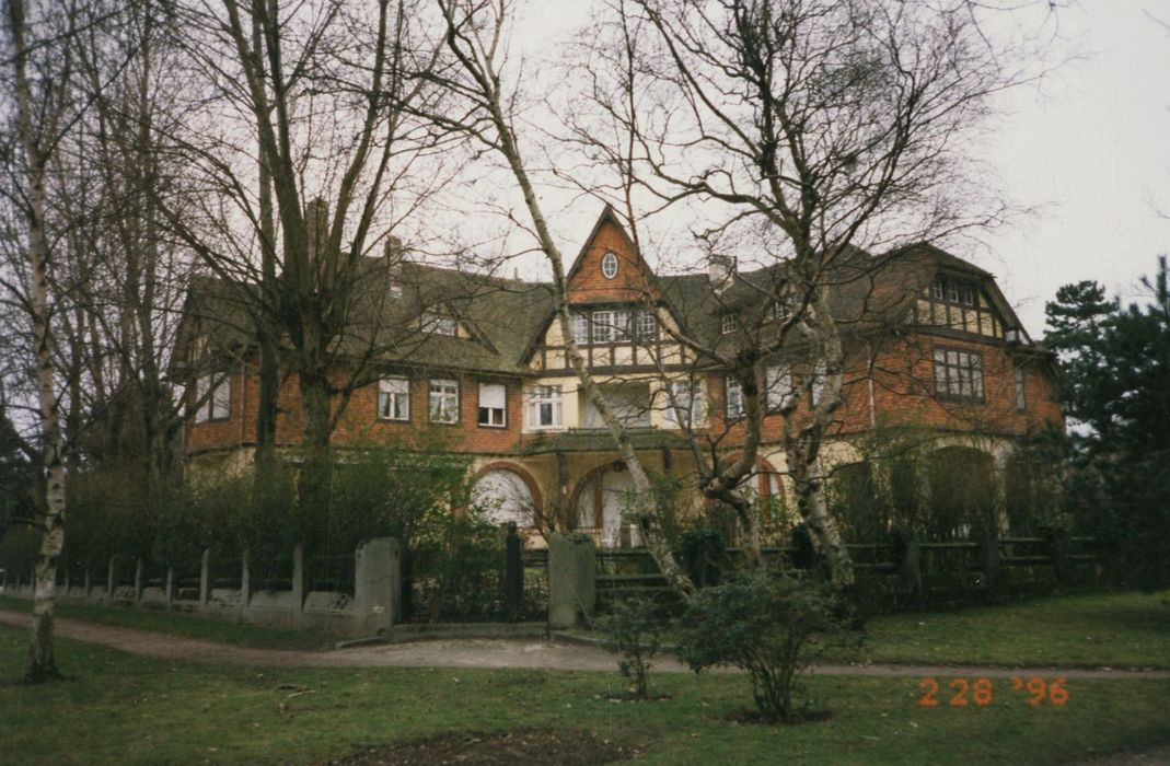 vue partielle de la villa dans son environnement