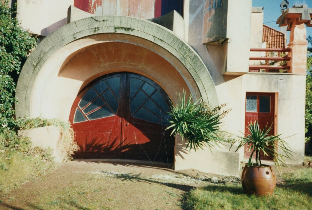 Façade sur rue, portail d’accès au garage