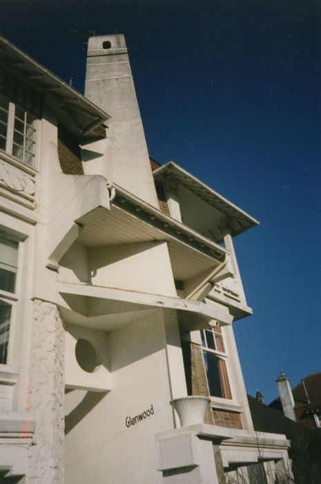 façades sur rue, vue partielle