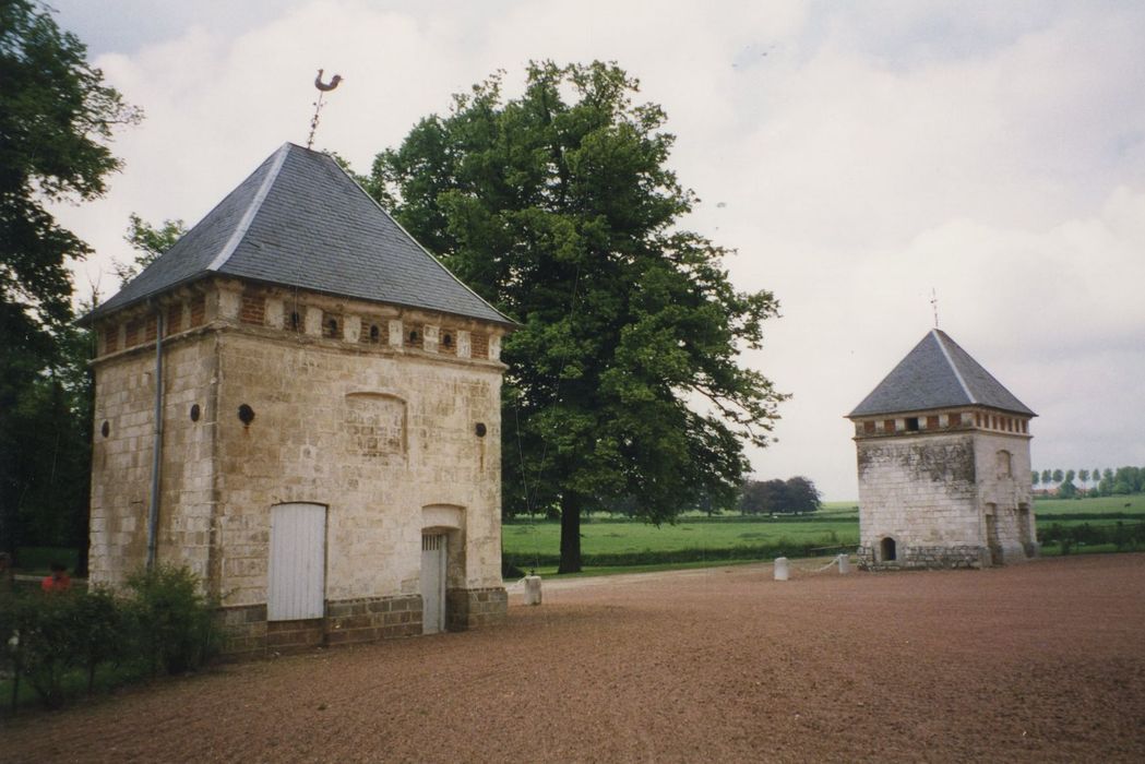 pavillons d’entrées à la cour d’honneur