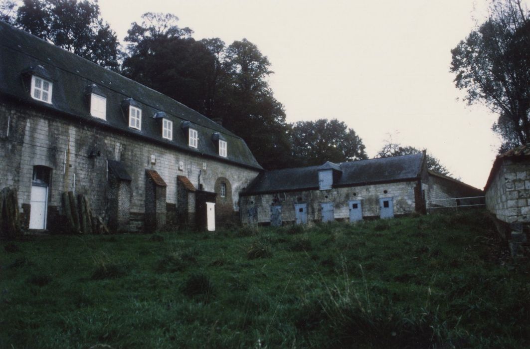 aile nord, façade nord ; communs, façade est