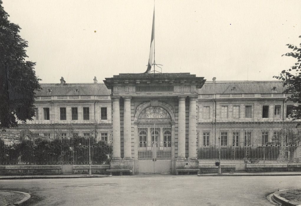 portail monumental sur rue d’accès à la cour d’honneur, élévation nord