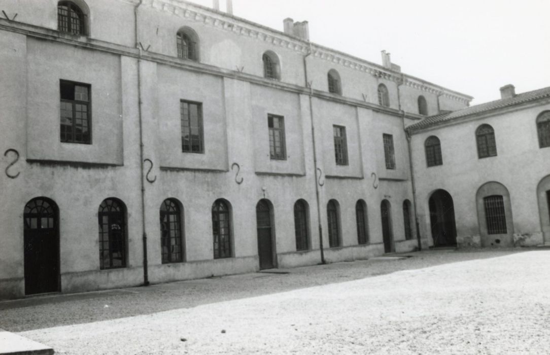 cour intérieure sud, façade nord