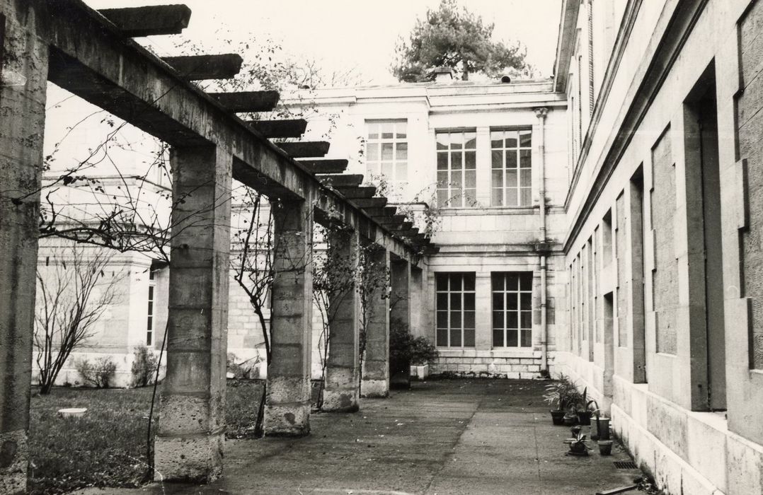 cour intérieure ouest, vue partielle des façades