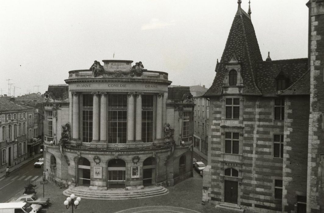 vue générale du théâtre dans son environnement urbain depuis le Sud-Est