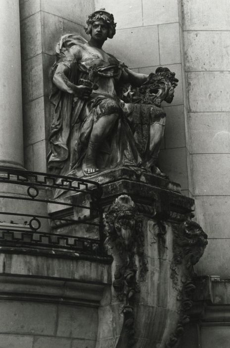 façade sud-est, statue de la Tragédie