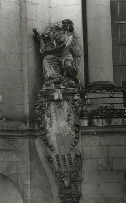 façade sud-est, statue de la Musique