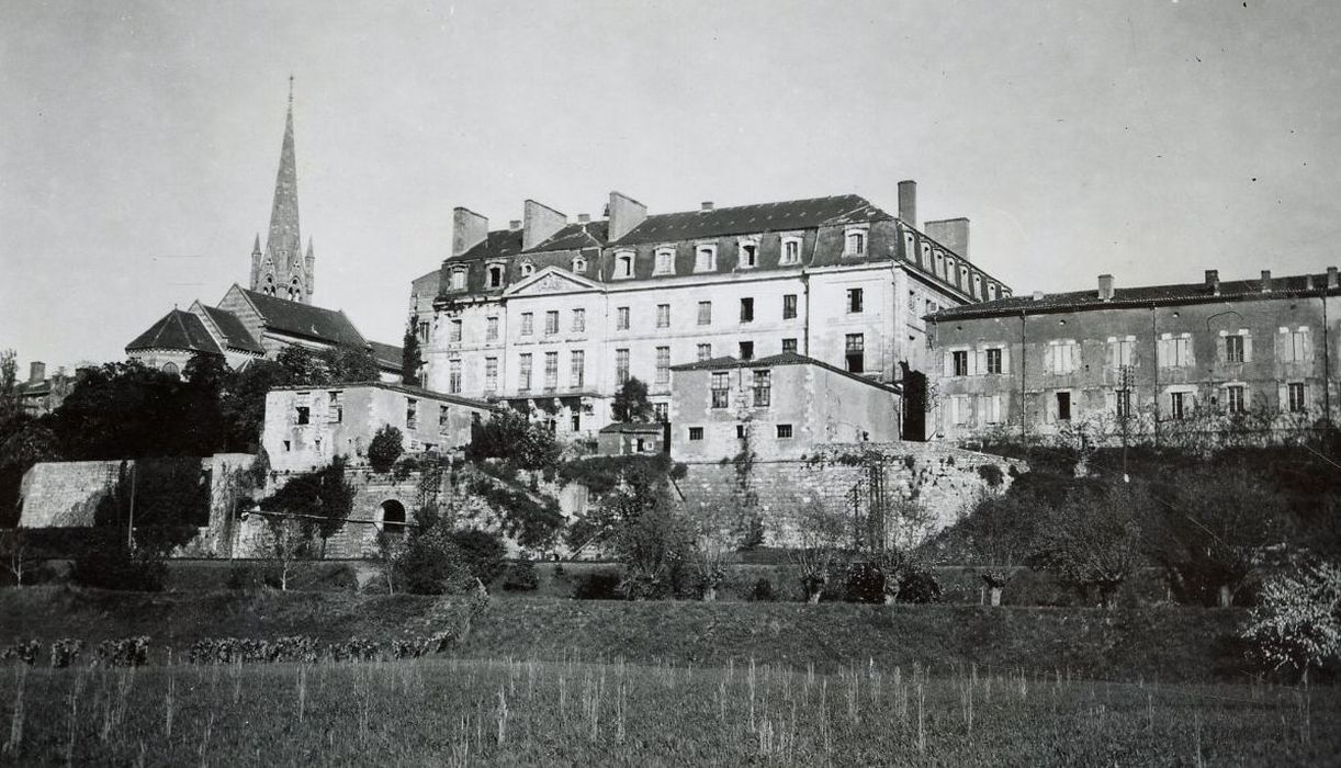 vue générale du château dans son environnement depuis l’Ouest