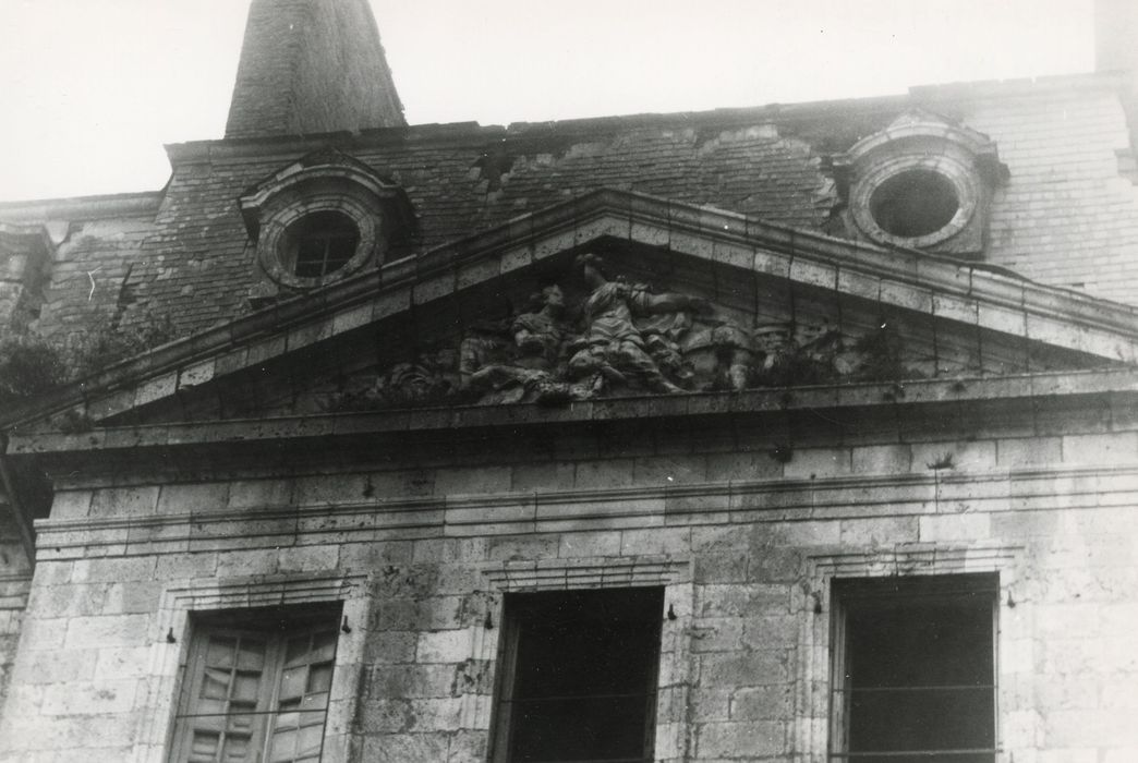 aile ouest, façade ouest, avant-corps central, détail du fronton