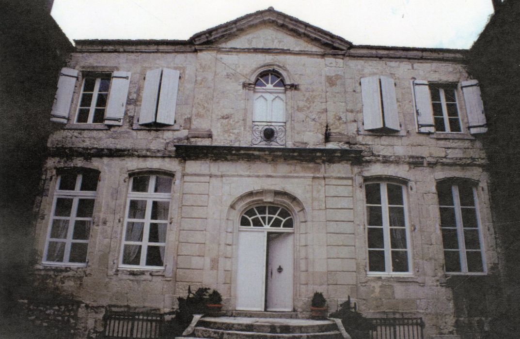 cour d’honneur, façade antérieure (photocopie numérisée)