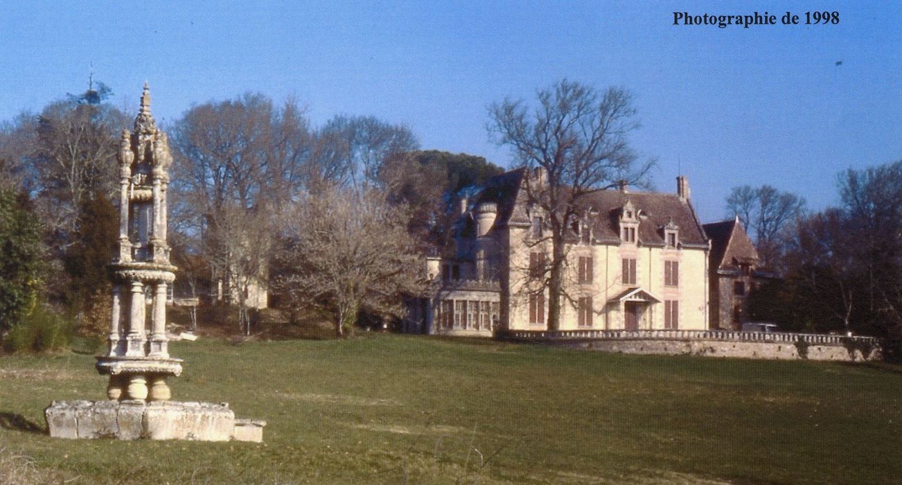 vue générale du château et de la fontaine depuis le Sud-Ouest (photocopie numérisée)