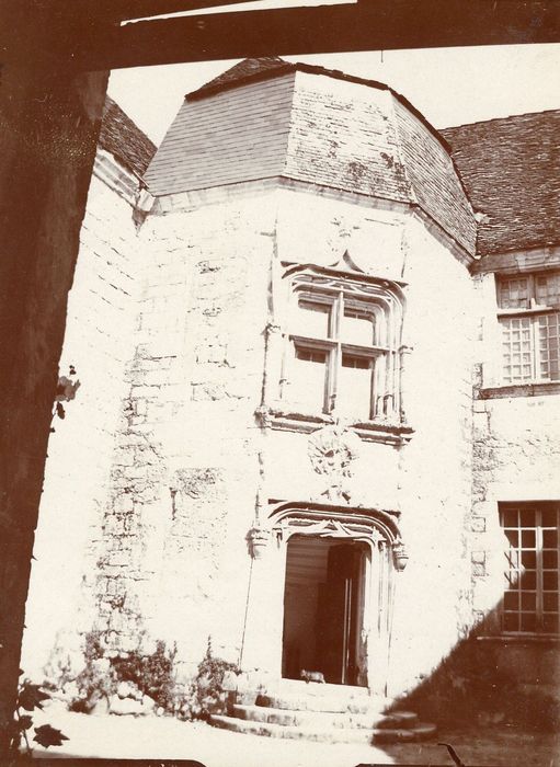 cour intérieure, tour d’escalier