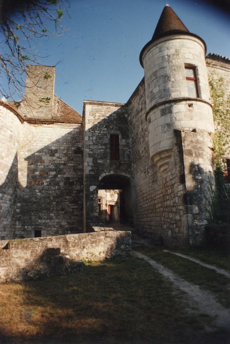 portail d’accès ouest à la cour intérieure