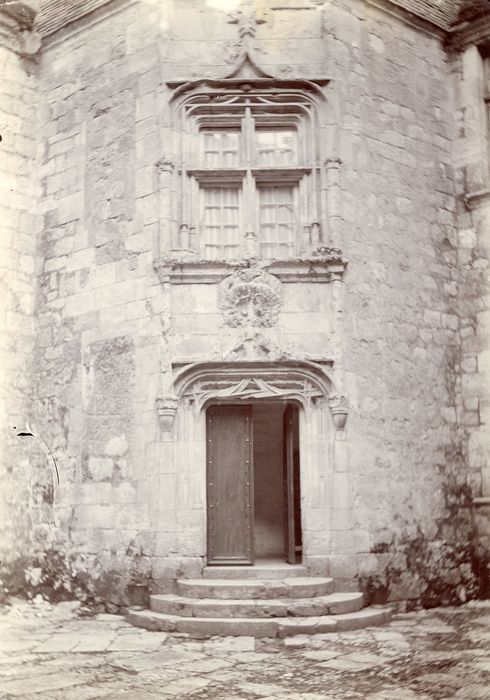 cour intérieure, porte d’accès à la tour d’escalier