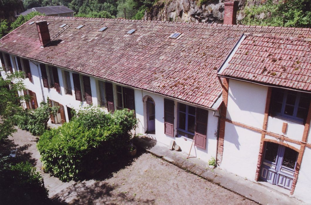 villa des bains, façade sur cour, vue partielle