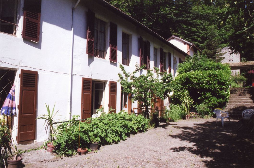 villa des bains, façade sur cour, vue partielle