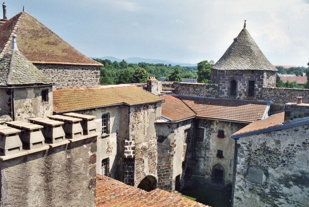 cour intérieure, vue partielle des façades depuis le Nord