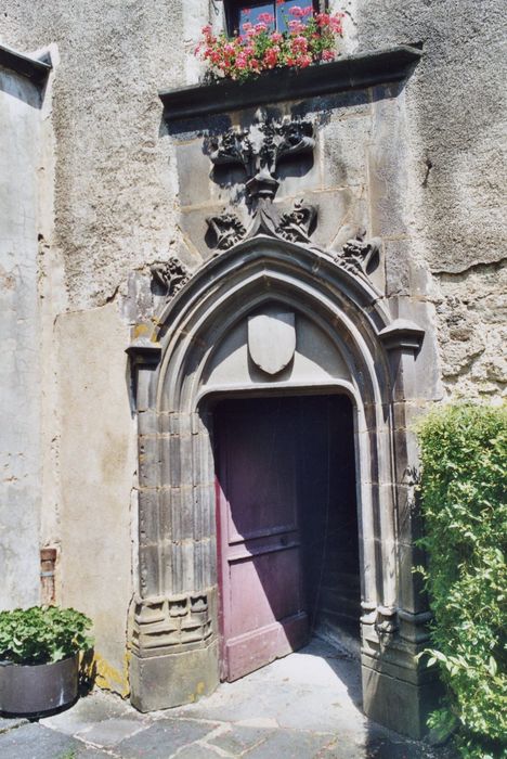 cour intérieure, porte d’accès à la tourelle d’escalier située dans l’angle nord-est