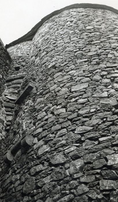 tour sud, détail de la maçonnerie : ancienne bretèche et pan coupé sur cul-de-lampe