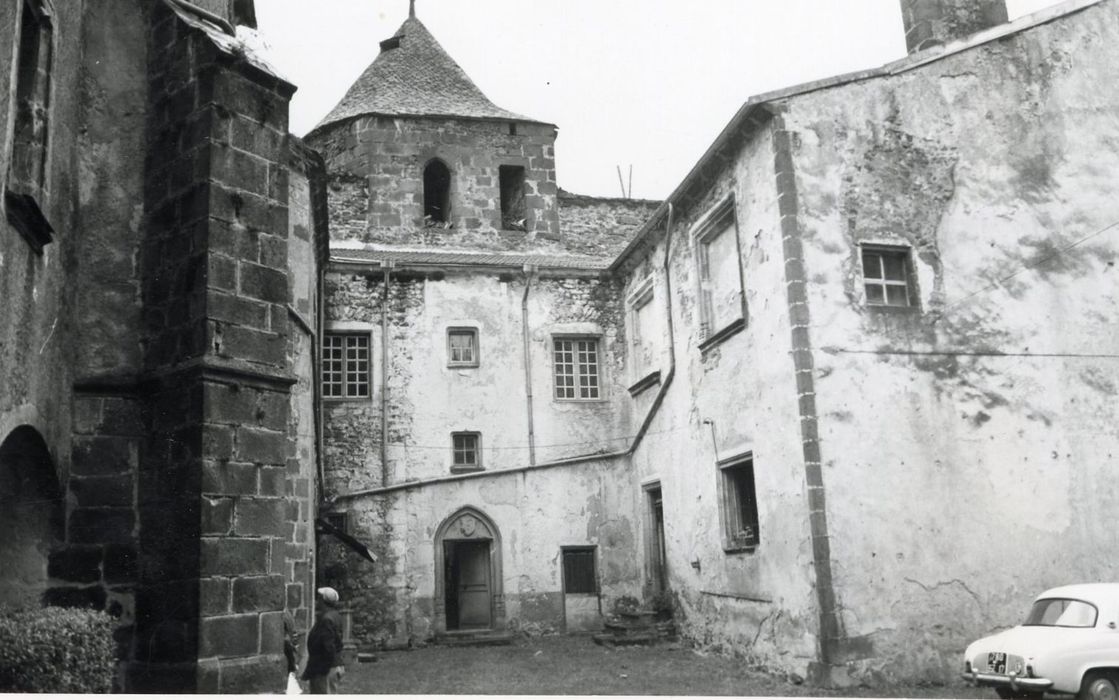 cour intérieure, ailes sud et ouest, façades nord et est