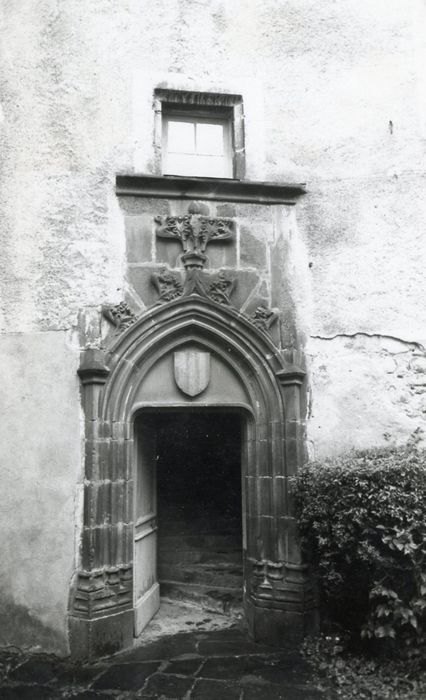 cour intérieure, porte d’accès à la tourelle d’escalier nord-est