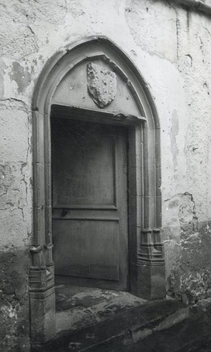 cour intérieure, porte d’accès à la tourelle d’escalier sud