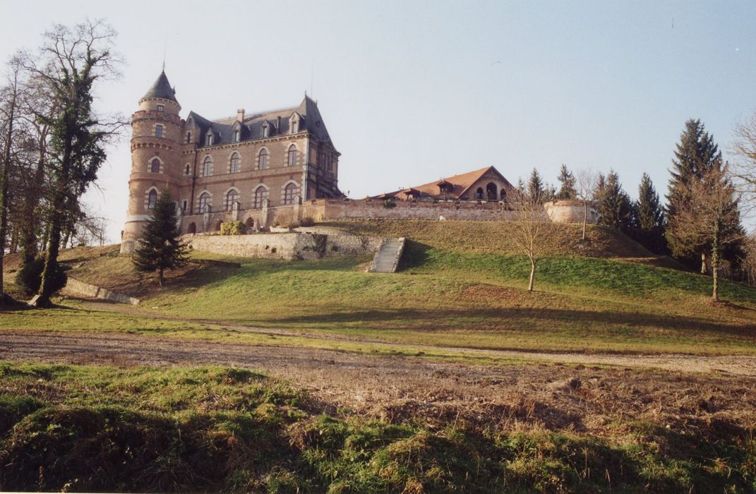 vue générale du château dans son environnement depuis le Sud-Est