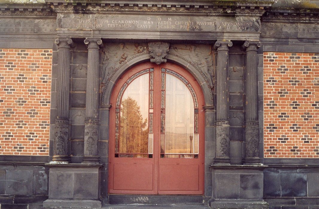 cour intérieure, aile sud, portail d’accès nord-est (portail provenant de l’ancien hôpital Saint-Barthélémy de Clermont-Ferrand)