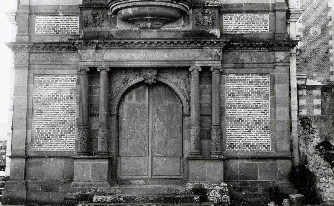 cour intérieure, aile sud, portail d’accès nord-est (portail provenant de l’ancien hôpital Saint-Barthélémy de Clermont-Ferrand)