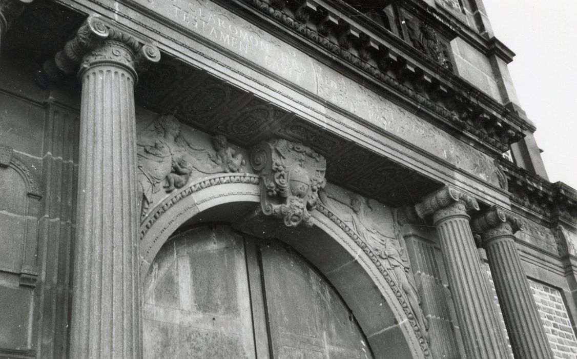 cour intérieure, aile sud, portail d’accès nord-est (portail provenant de l’ancien hôpital Saint-Barthélémy de Clermont-Ferrand), vue partielle