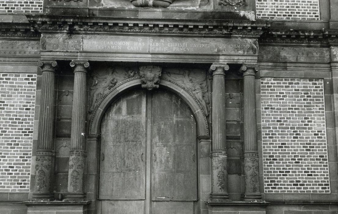 cour intérieure, aile sud, portail d’accès nord-est (portail provenant de l’ancien hôpital Saint-Barthélémy de Clermont-Ferrand)