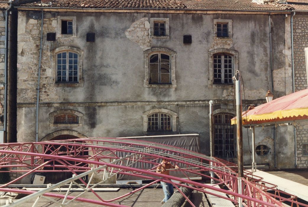 façade sur rue, vue partielle