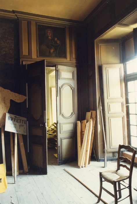 rez-de-chaussée, salle à manger, vue partielle des lambris de revêtement