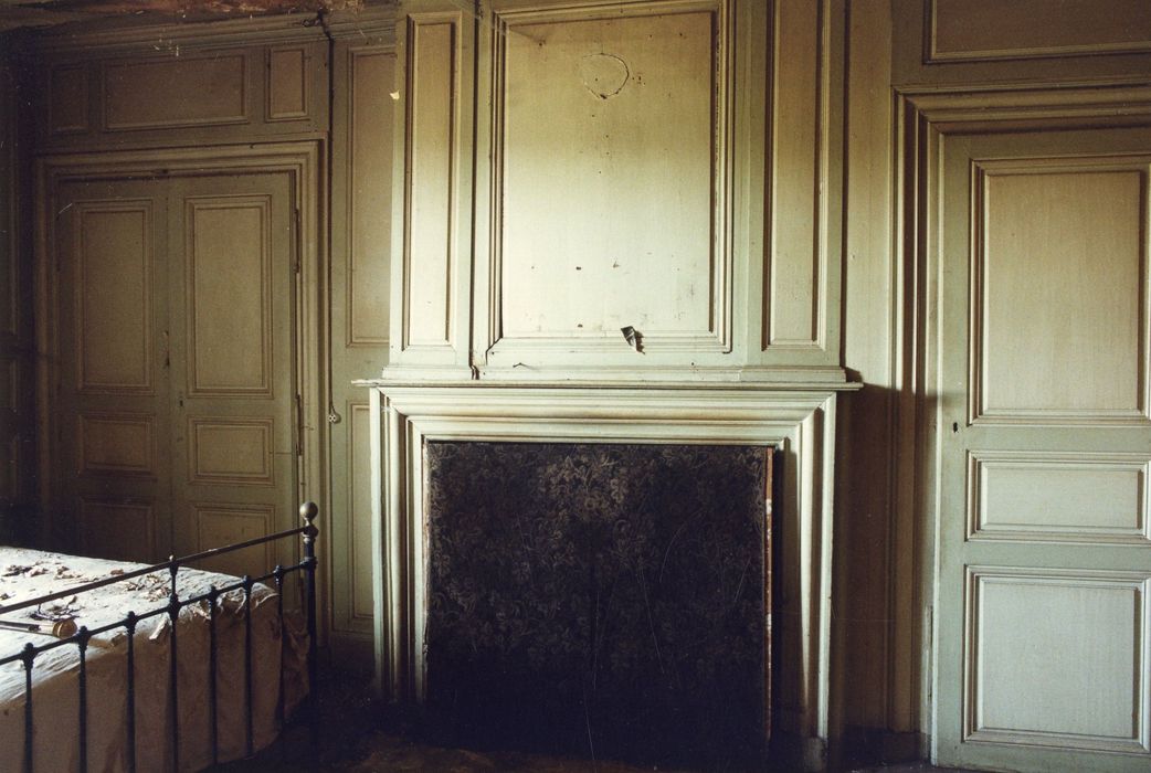 1er étage, chambre sud, vue partielle des lambris de revêtement