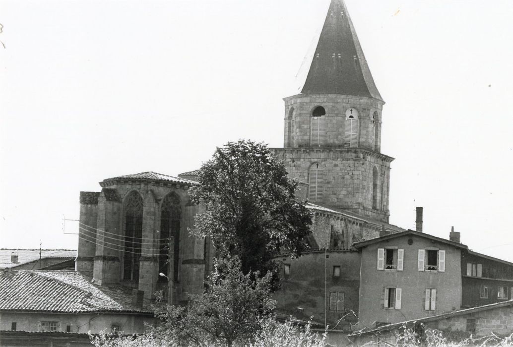 vue partielle de l’église dans son environnement depuis le Nord-Est