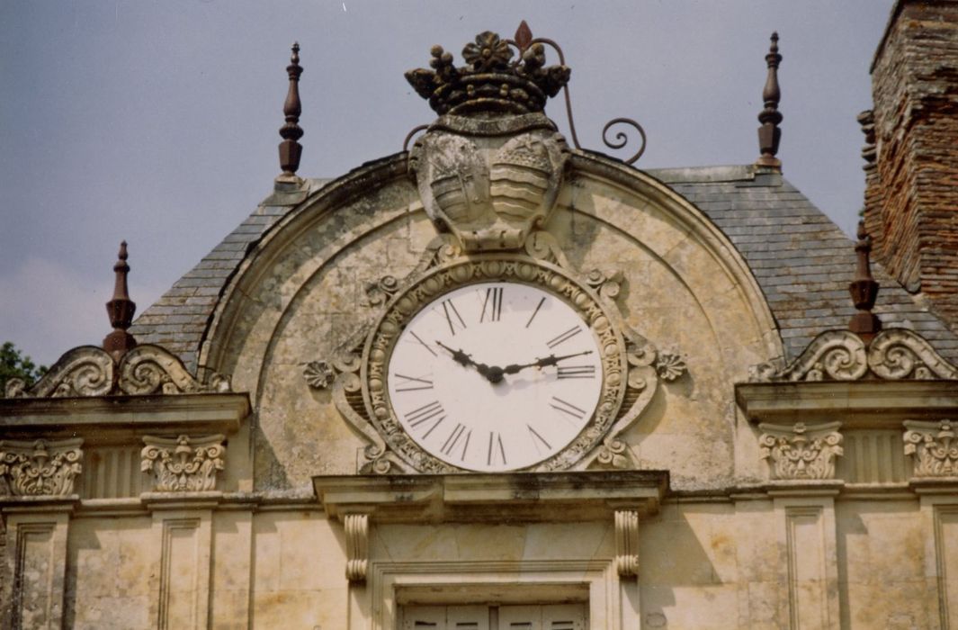 façade sud, détail du fronton central