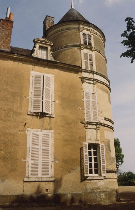 tour située à l’extrémité ouest de la façade sud, élévation ouest