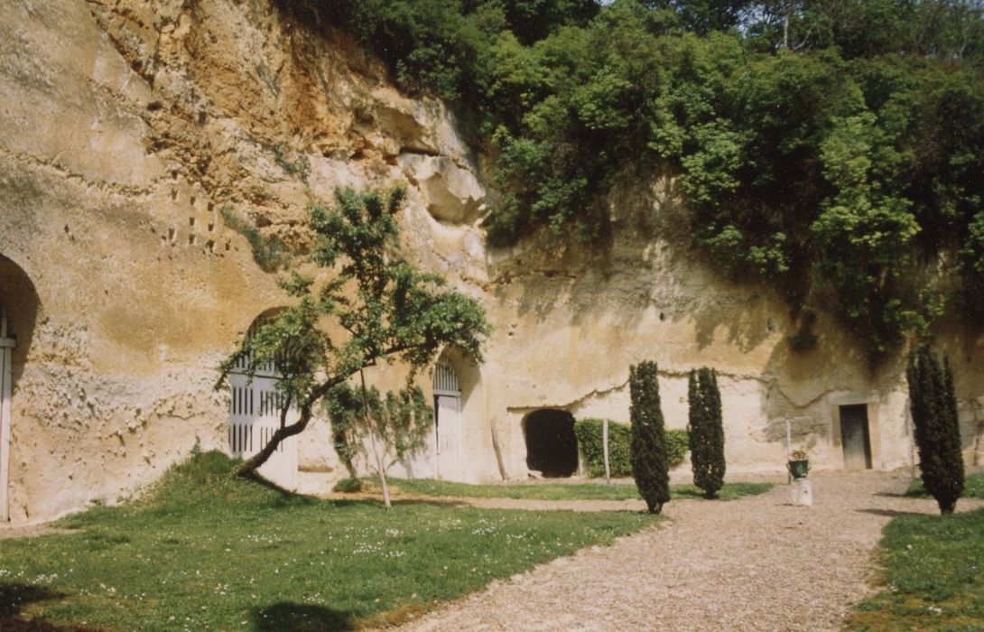 caves creusées dans le coteau