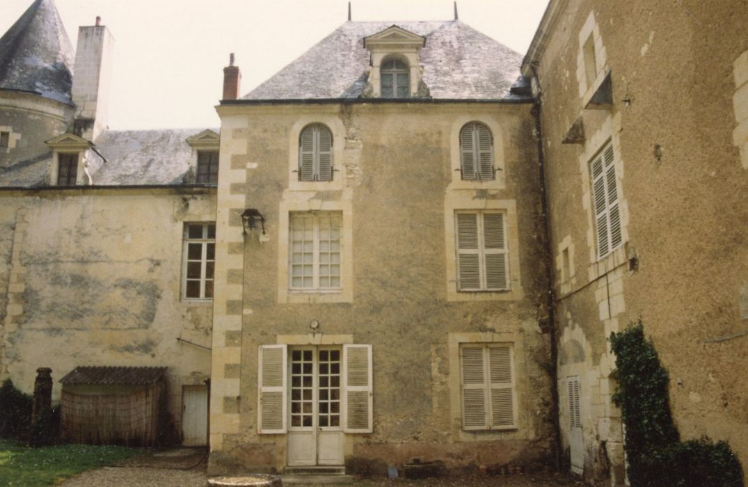 pavillon situé à l’angle des façades nord et est sur la cour intérieure, façade nord