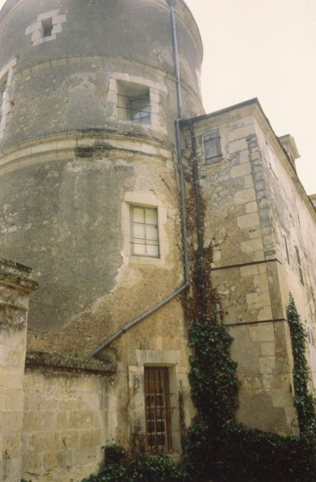 tour située à l’extrémité est de la façade sud, élévation est