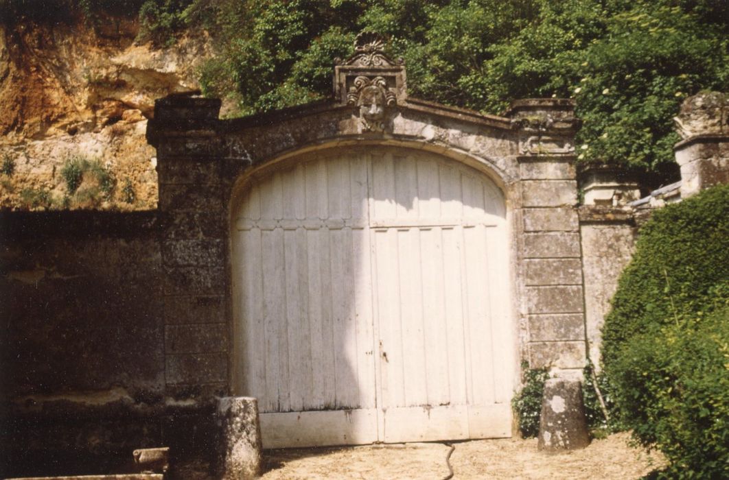 portail Marescot d’accès à la cour