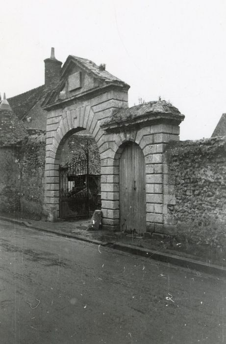 portail d’accès sur rue à la cour intérieure