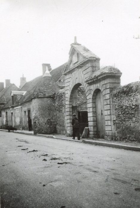 portail d’accès sur rue à la cour intérieure