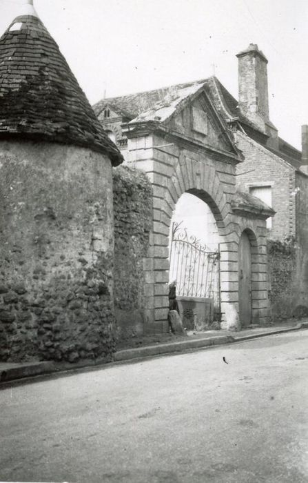 portail d’accès sur rue à la cour intérieure