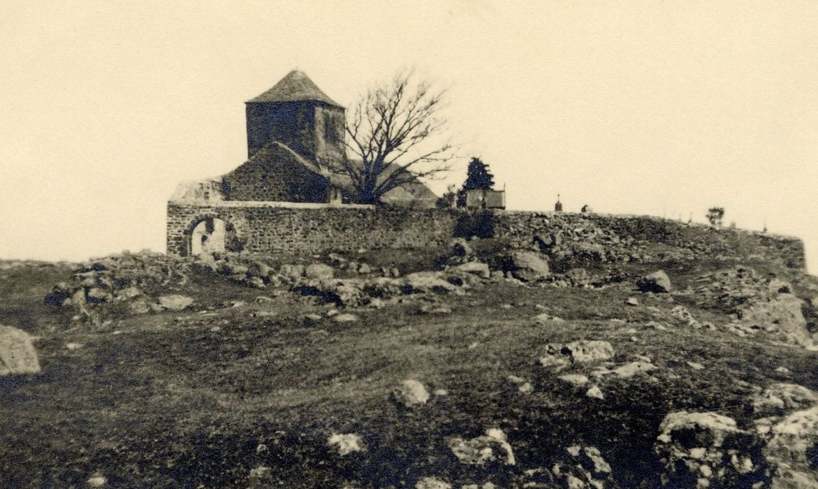 vue générale de l’église dans son environnement depuis le Sud-Ouest